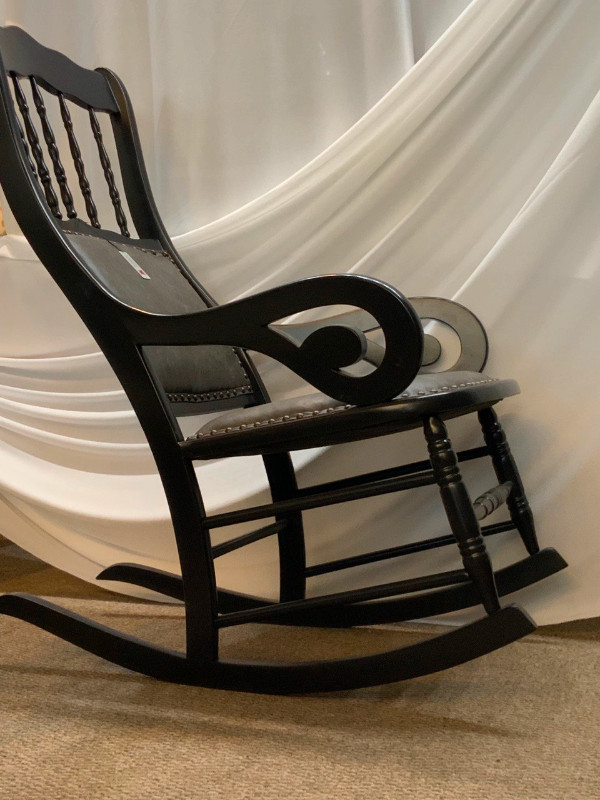 BLACK/GREY LEATHER ROCKING CHAIR in Chairs & Recliners in Dartmouth - Image 3