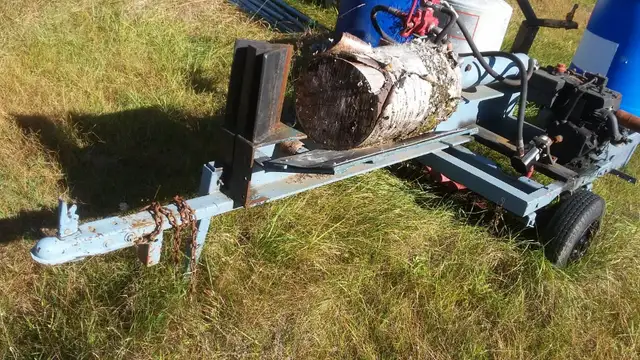 LOGSPLITTER - WOODSPLITTER - Needs a little work - $1100 in Outdoor Tools & Storage in Muskoka - Image 3