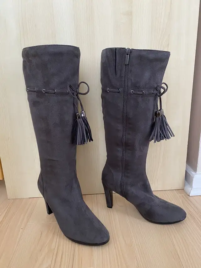 Grey faux suede boots - size 7 in Women's - Shoes in City of Toronto - Image 3