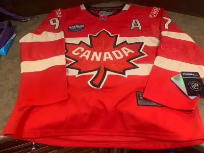 Get ready to cheer on Team Canada with this brand new Connor McDavid jersey, size medium! The vibran...