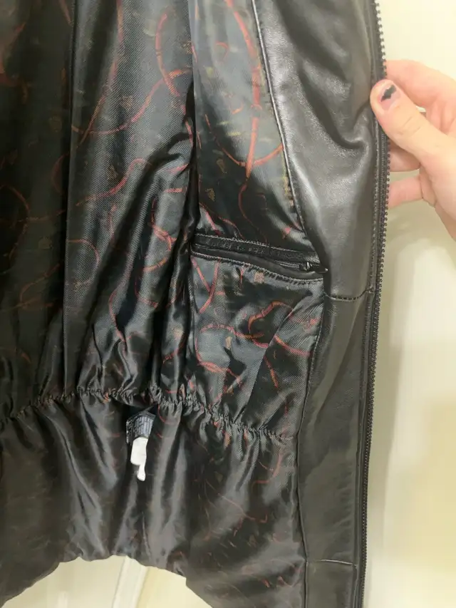 Vintage Danier Women’s Black Leather Jacket in Women's - Tops & Outerwear in Mississauga / Peel Region - Image 8