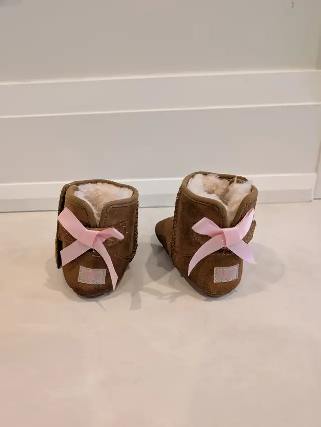 UGG Baby Jesse Bow II Size 4/5 in Clothing - 9-12 Months in Markham / York Region - Image 4