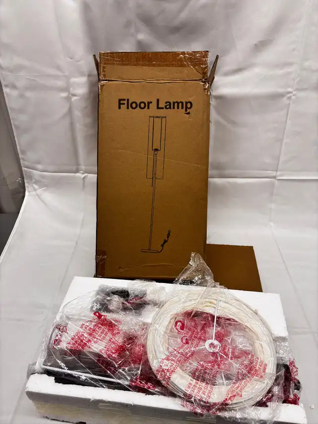 Floor Lamp - Living Room Floor Lamp in Indoor Lighting & Fans in Markham / York Region - Image 2