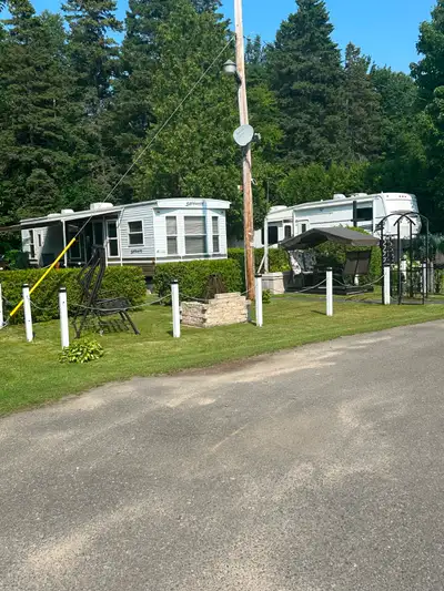 Roulotte de qualité supérieure,construit chez mobilco à Terrebonne pour climat québécois. Satellite...