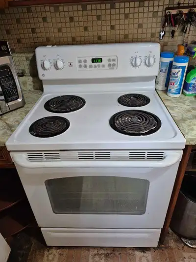 GE 30" electric coil top range, like new, View more