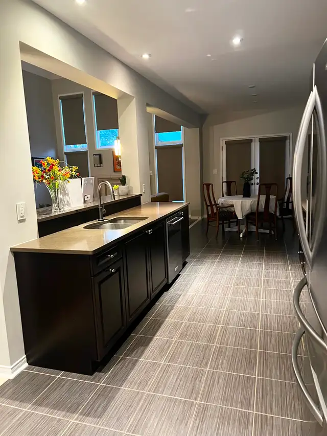 Full maple kitchen with appliances and counter in Cabinets & Countertops in Markham / York Region - Image 5
