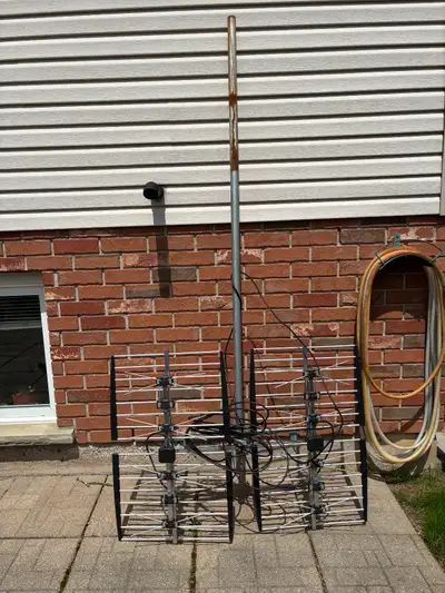 Aerial TV antenna 360 degrees adjustable, mast is 7 feet long. Base tripod requires feet repair as i...