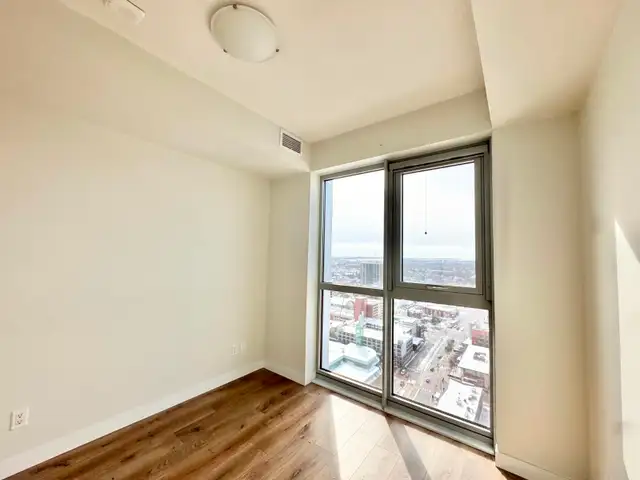 MODERN 1-BEDROOM   DEN CONDO WITH STUNNING CITY VIEWS