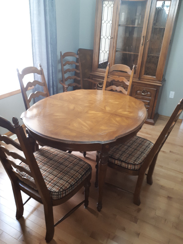 Dining Room Suite For Sale in Dining Tables & Sets in Medicine Hat - Image 2