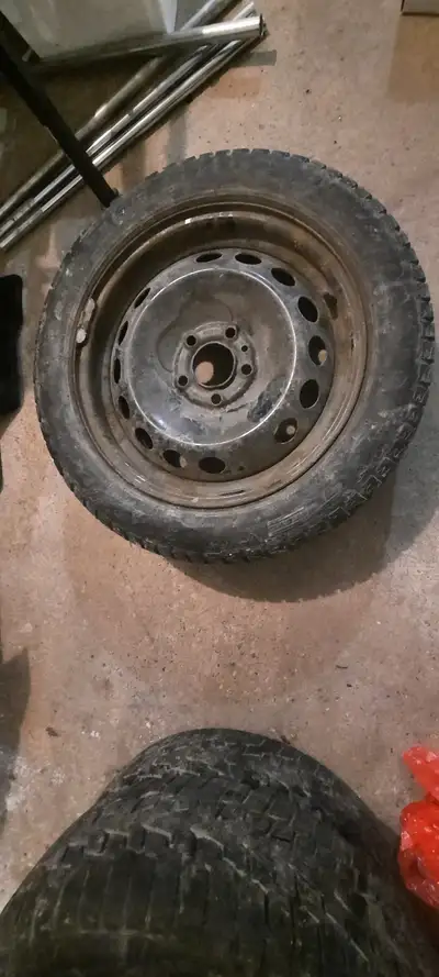 - 4 rim (jantes) 5x108 en excellentes condition. - Les pneus sont finis