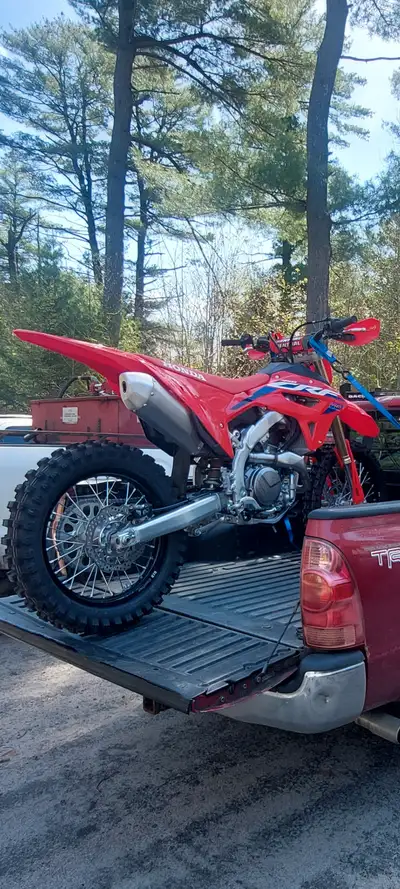 2024 Honda CRF 450RX bought brand new i have gently ran 2 tanks of fuel through it.. Has the bigger...