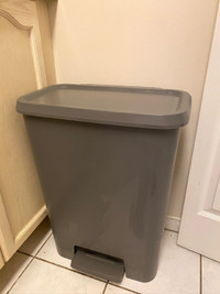 IKEA KNÖCKLA step trash can in dark gray