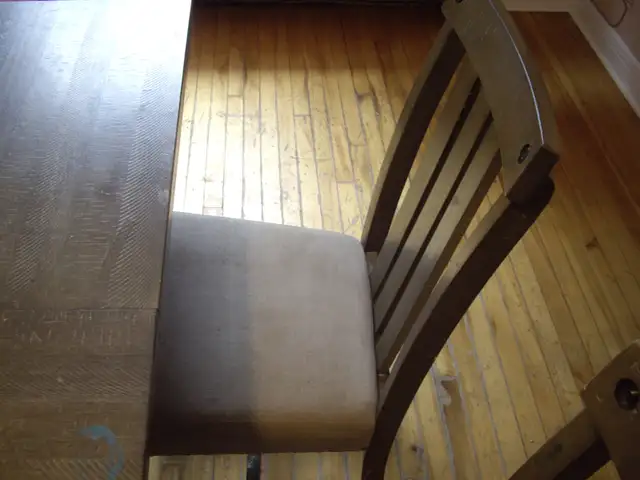 Heavy, sturdy, solid wood dining room table with 4 chairs - $99 in Dining Tables & Sets in City of Montréal - Image 5