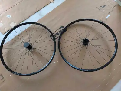 29' Hunt 4Season Gravel Xwide wheel set 622x25 internal rim width, asymmetric rim profile, H-lock, t...