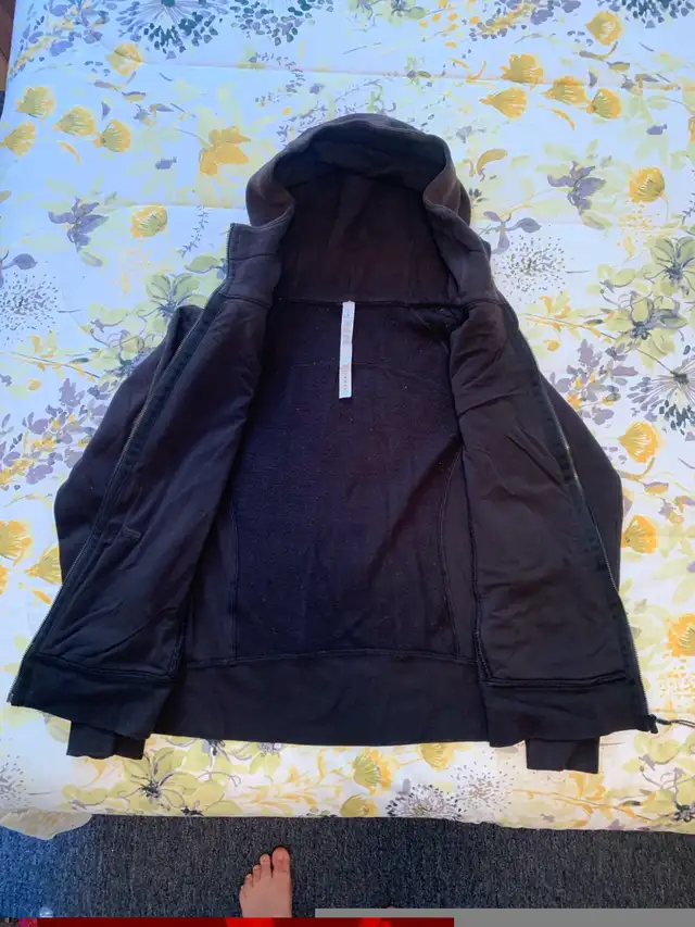  Lululemon  woman’s sweater size 6 in Women's - Tops & Outerwear in City of Halifax - Image 4