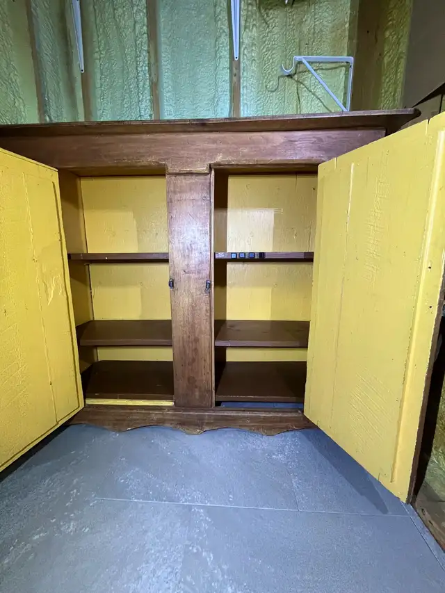 Meuble antique 2 portes avec 3 tablettes in Hutches & Display Cabinets in Sherbrooke - Image 5
