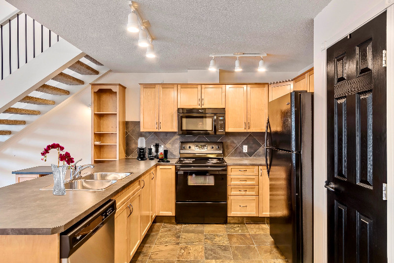 Room for rent STUDENTS ONLY in Executive Condo in Marda Loop Room