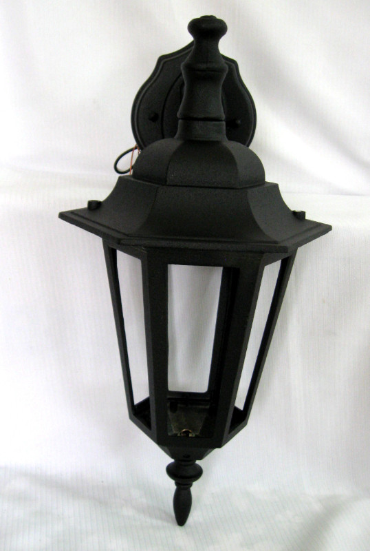 LAMPE EXTERIEURE  ALUMINUM  OUTSIDE LAMP UNUSED dans Éclairage intérieur et plafonniers  à Ouest de l’Île - Image 2