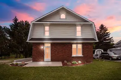 JUST LISTED 200 Elora St S, Harriston, ON $579,000 ️ 4 bedrooms 1.5 Bathrooms ️ MLS #X12255964 Step...