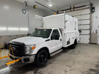 Ford f350 2011 v8 6.2 gas avec seulement 112000 km, 2x4, camion de service avec beaucoup de equipmen...