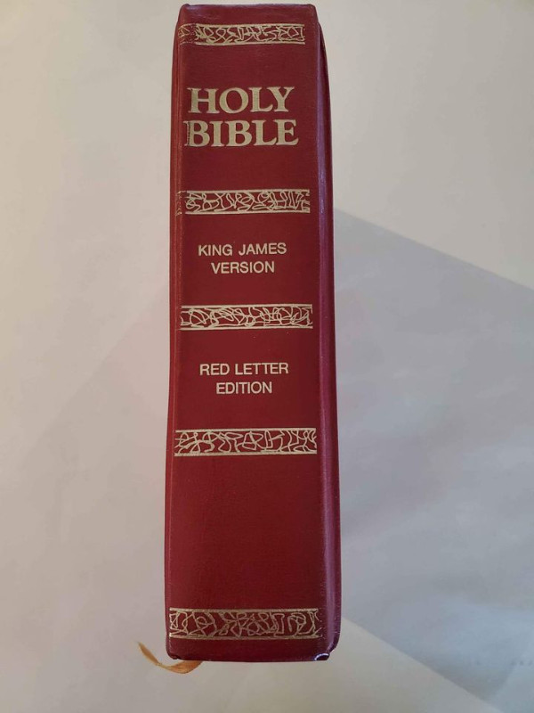 FAMILY BIBLE - VINTAGE LARGE KING JAMES VERSION "AS NEW" in Other in Kawartha Lakes - Image 4