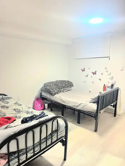Looking for a girl to share a room with another girl who is already living there in Brampton. Avalia...