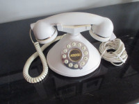 Vintage (1970s) Metrolpolis Princess Cradle Phone