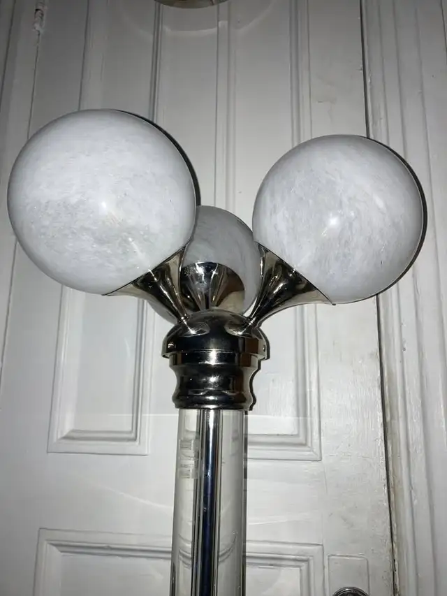 Retro Chrome and Glass Table Lamp with 3 Globes - $270 Cash Only in Indoor Lighting & Fans in City of Montréal - Image 10