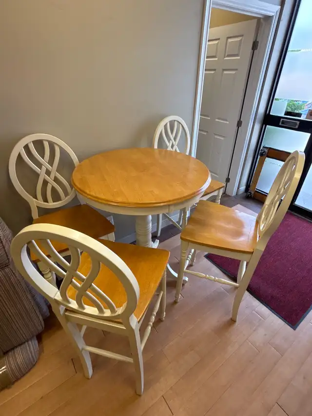 Round Dining Table Set in Dining Tables & Sets in Oshawa / Durham Region - Image 2