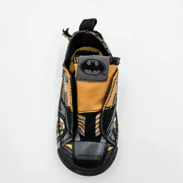 Batman Converse Trainers Size 6 Infants Kids Rare Read in Kids & Youth in Strathcona County - Image 5