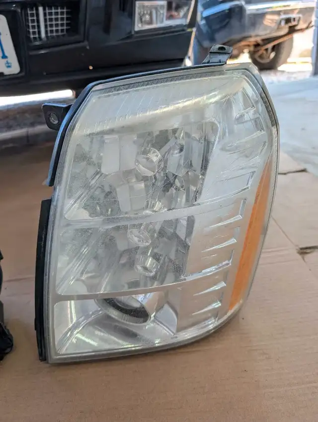Cadillac Escalade base model headlights63804762304643121