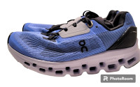 size 6 women's "ON RUNNING" cloudstratus  running shoes