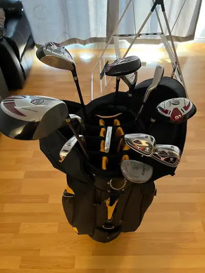 Bâtons Aviator pour gauchers avec le sac et le chariot. Inclus 2 putters, 5 bois et fers 5 à 9. Je d...