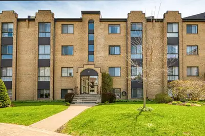 À LOUER – Condo 2 étages à Laval – 2 300 $/mois 2 chambres + mezzanine (possibilité de 3e chambre ou...