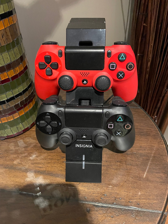 PS4 with 2 controllers and 7 games Sony Playstation 4 Oshawa