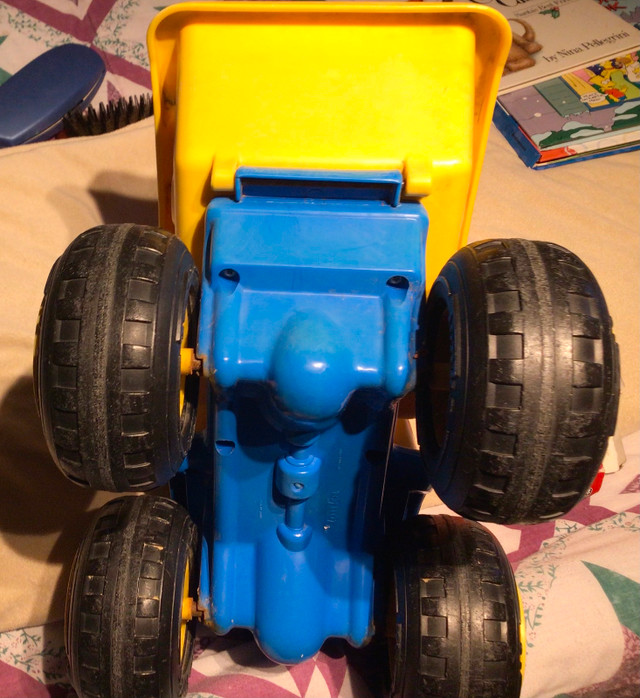 Rare Find. VINTAGE 16” MIGHTY RUGGED TONKA TOY DUMP TRUCK in Toys & Games in Moncton - Image 2