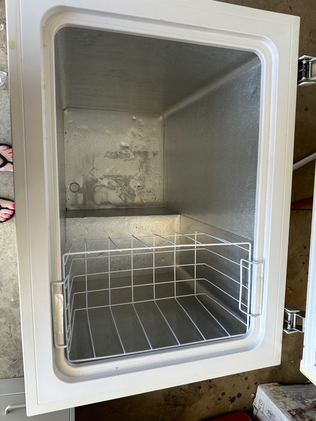 Small cube Freezer  in Freezers in Sarnia - Image 2
