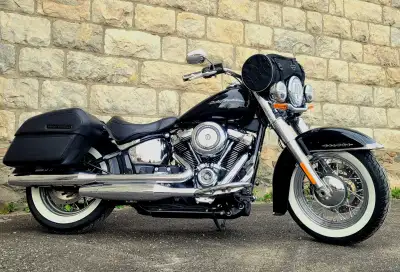 Softail Heritage Deluxe 2019, femme propriétaire, sac de guidon, valises et tour pack quick connect...