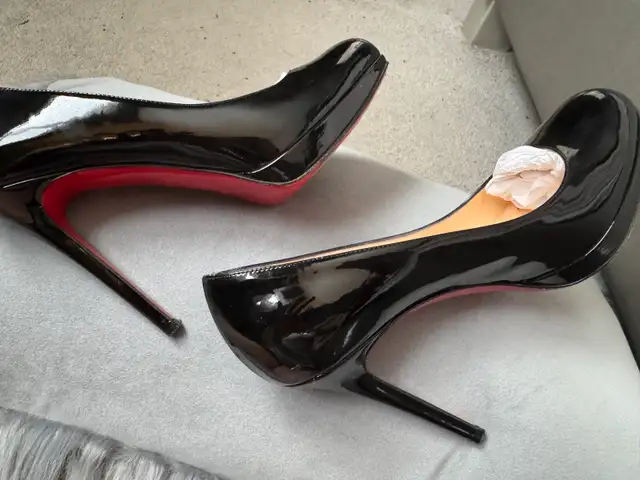 Authentic Christian Louboutin Bianca BlackPatent Platform Stilet in Women's - Shoes in City of Toronto - Image 8