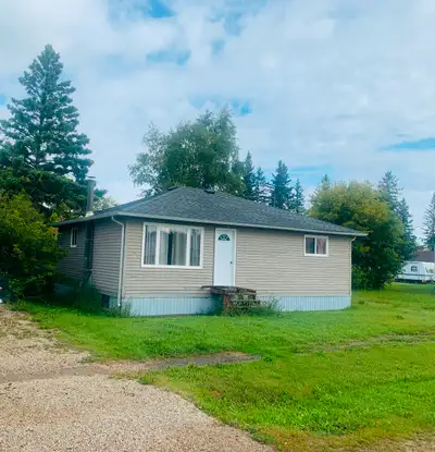 Situated in beautiful, Sandy Lake, a summer tourist village with local amenities. Ideal for swimming...