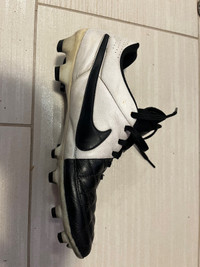 Nike tiempo soccer shoes size 10.5