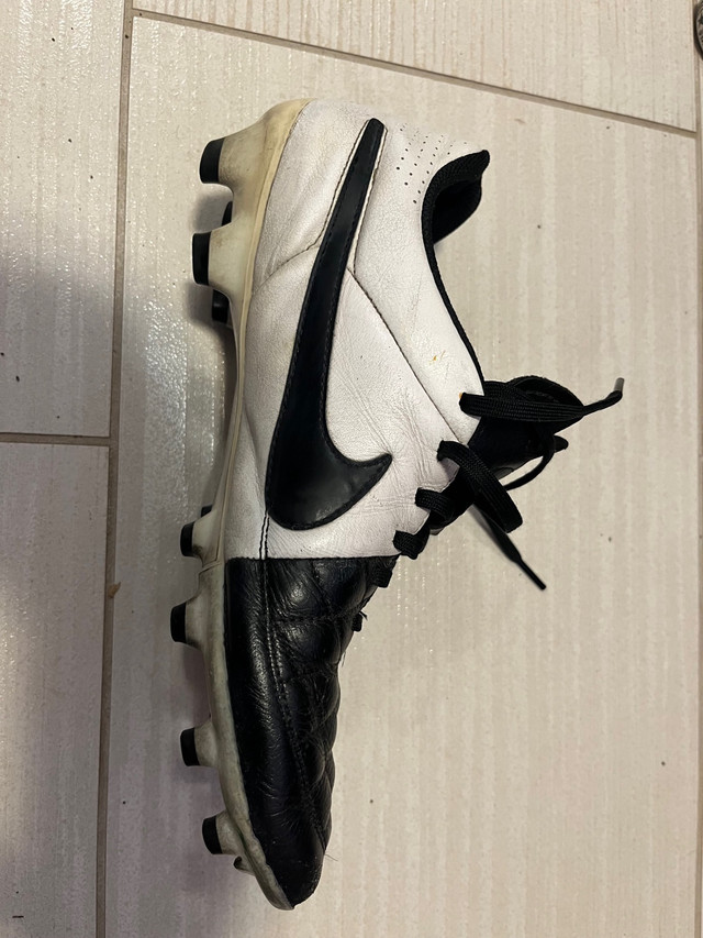 Nike tiempo soccer shoes size 10.5 dans Soccer  à St. Catharines