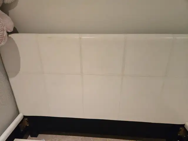 Base de lit . in Beds & Mattresses in City of Montréal - Image 3