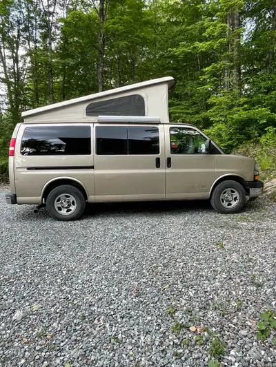 2005 New West, Chevrolet Express 2500. Transmission automatique. Air climatisée. Campeur Van classe...