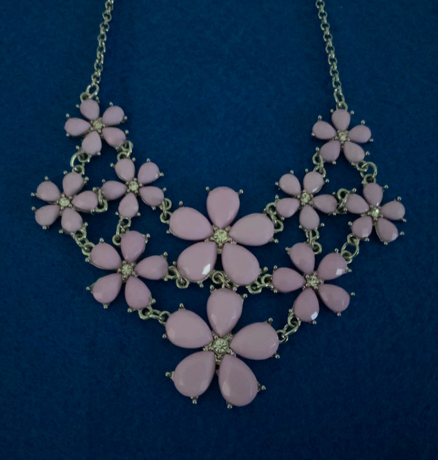 NECKLACE PURPLE DAISY - Silver Tone Chain - 16 inches in Jewellery & Watches in Belleville - Image 2