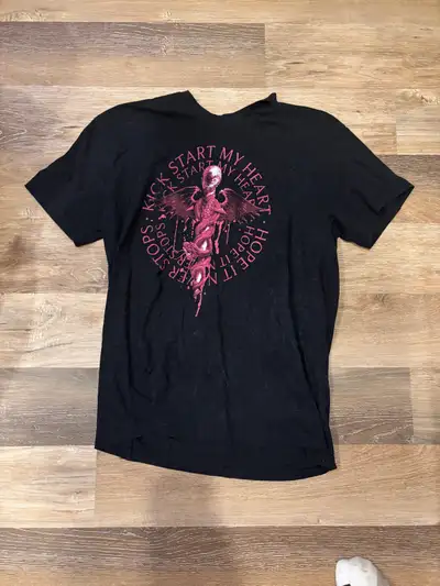 motley crue shirt 2XL but looks like large or XL, View more