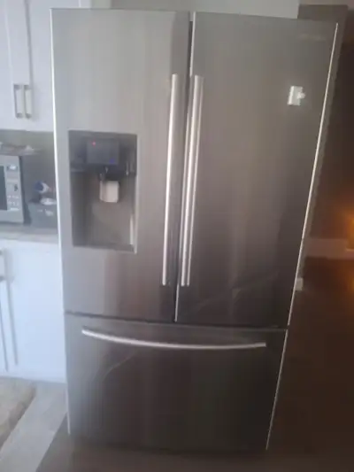 ***Réfrigérateur à vendre 100$***, View more