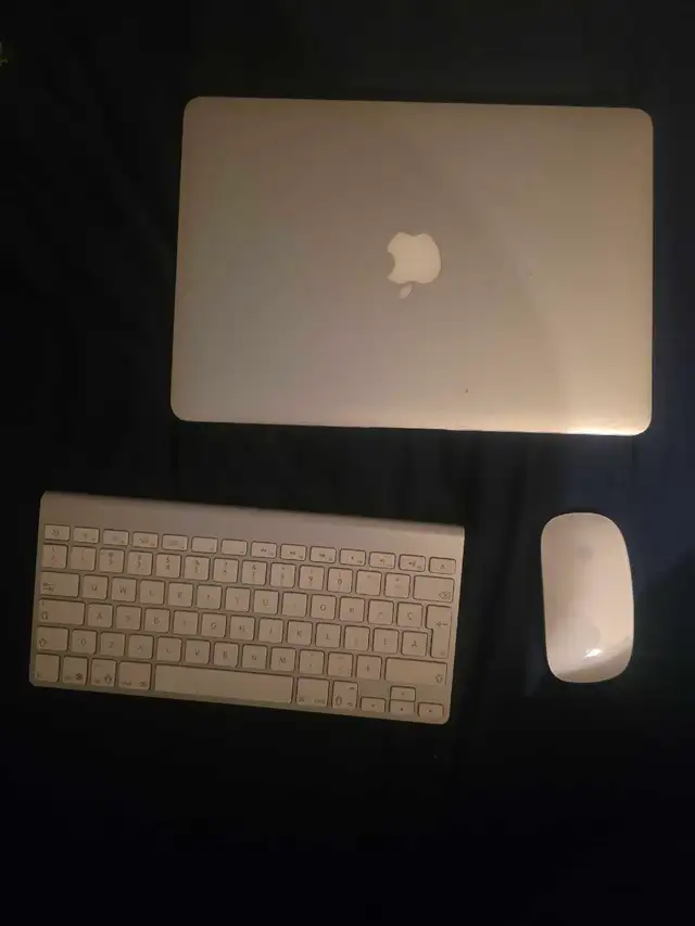MacBook Air i5441074735928453120