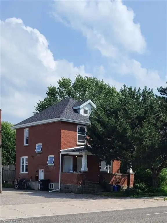 Recently Renovated LARGE 2-Bedroom Apartment in Stratford