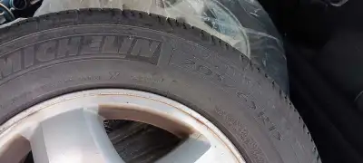 Please only contact if you can pick up from 15228 Woodbine (Petro/Tims) Good condition honda oem rim...